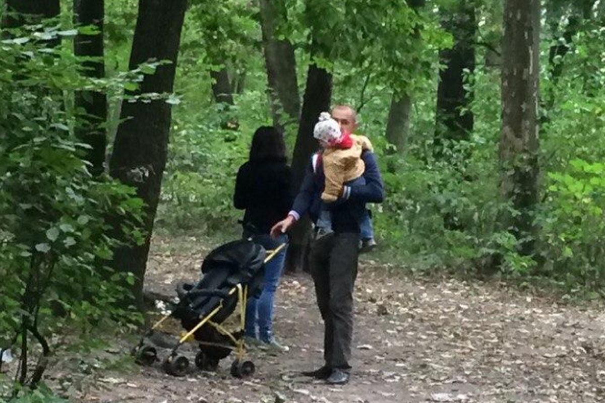 Во львовском парке мама на глазах у маленького ребенка удовлетворяла папу Во львовском парке мама на глазах у маленького ребенка удовлетворяла папу