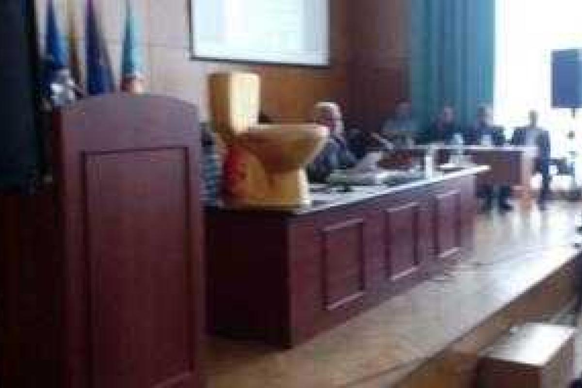 Цирк в Бориспольском горсовете: депутаты подрались из-за "золотого унитаза" Цирк в Бориспольском горсовете: депутаты подрались из-за "золотого унитаза"