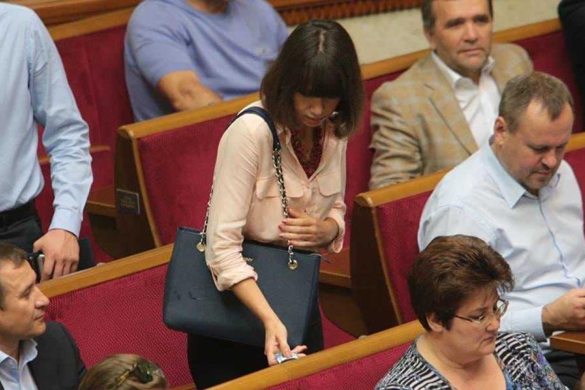 "Нанажимала?": дорогая сумка Чорновол стала объектом насмешек