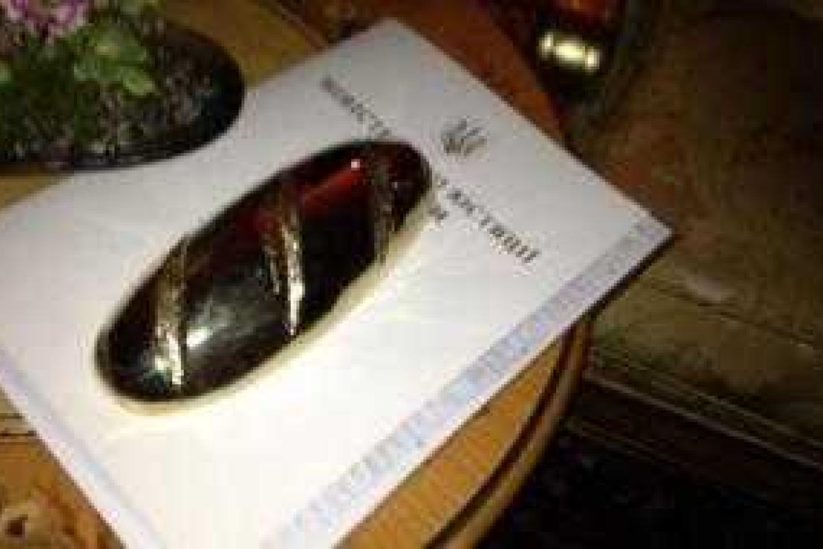 Стало известно, кто подарил Януковичу золотой батон 