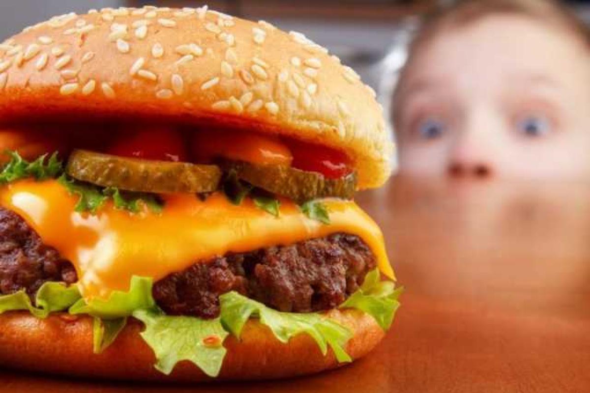 Дети, которые едят фаст-фуд, чаще других ломают руки и ноги 