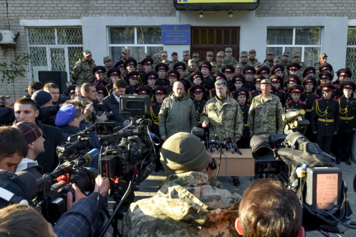 Порошенко назвал заявления руководства «ДНР» и «ЛНР» шантажем Порошенко назвал заявления руководства «ДНР» и «ЛНР» шантажем