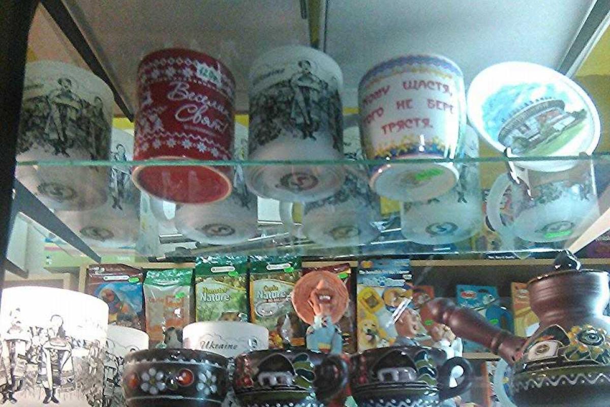В Донецке все еще продают сувениры с надписью Украина В Донецке все еще продают сувениры с надписью Украина