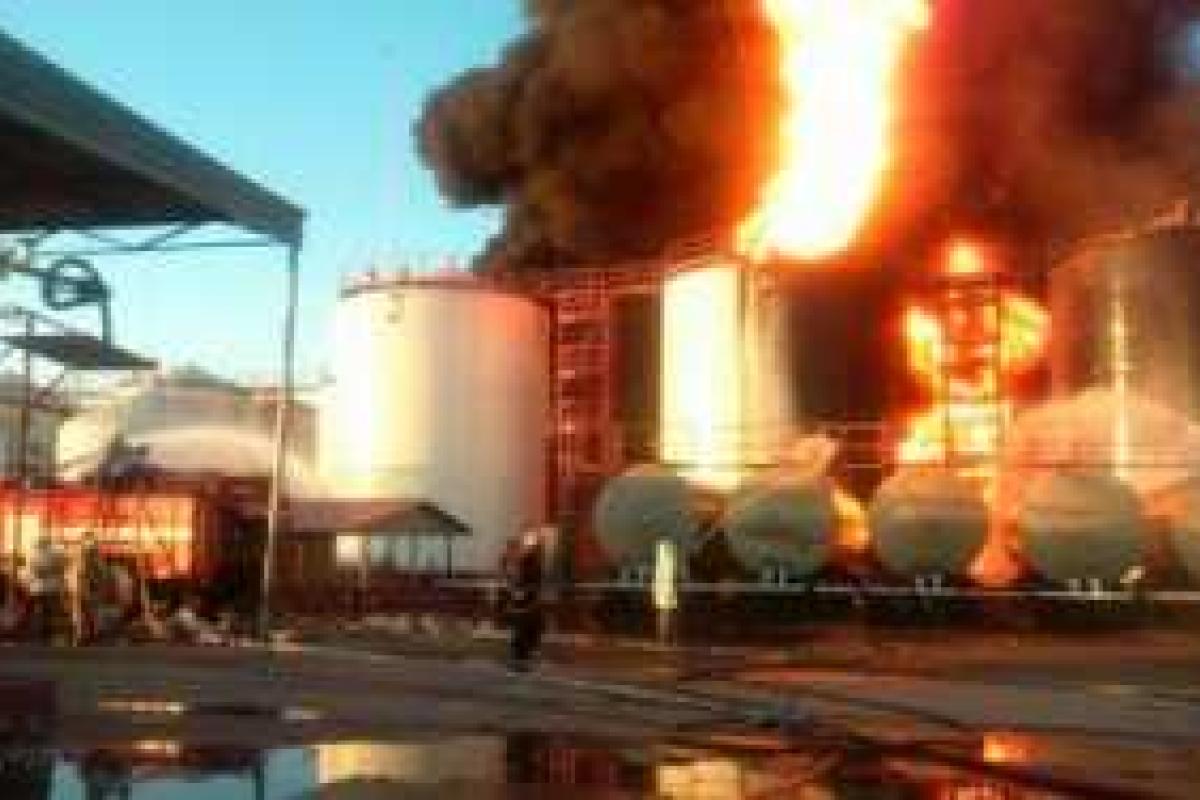 Близ Душанбе взорвалась нефтебаза: 4 человека погибли Близ Душанбе взорвалась нефтебаза: 4 человека погибли