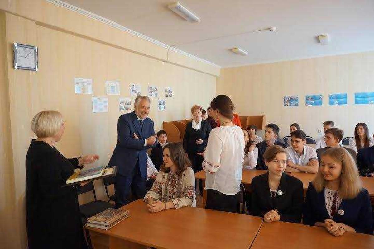 Жебривский хочет взять под личный патронат краматорскую гимназию Жебривский хочет взять под личный патронат краматорскую гимназию