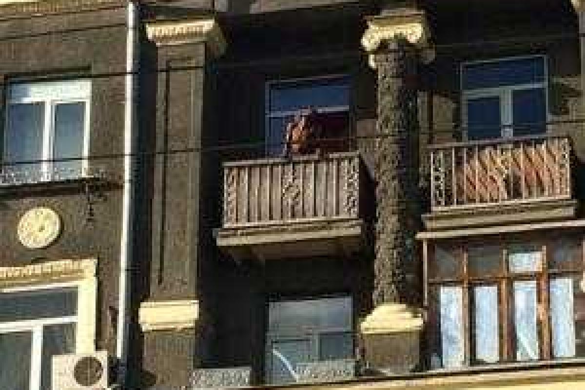 Цирк в центре Харькова: голый африканец выбрасывал с балкона мусор и технику