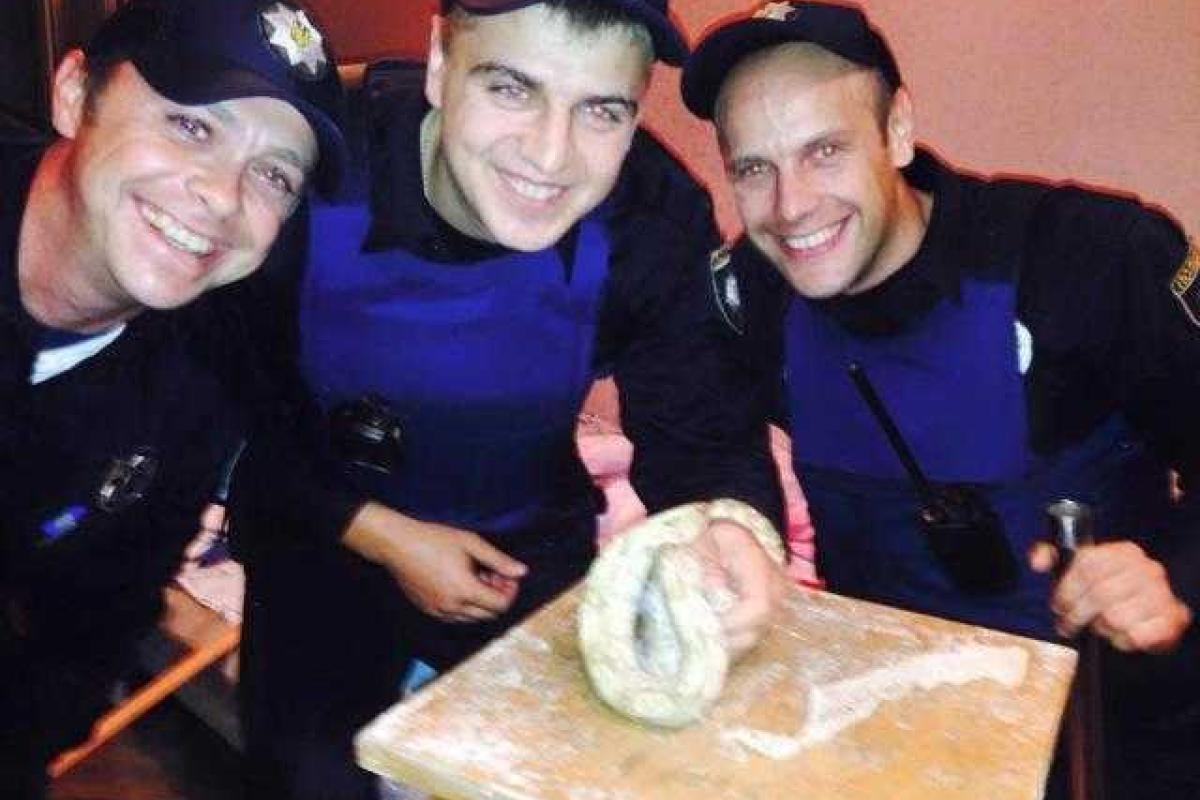 Киевские полицейские ловили удава, который пробрался в квартиру Киевские полицейские ловили удава, который пробрался в квартиру