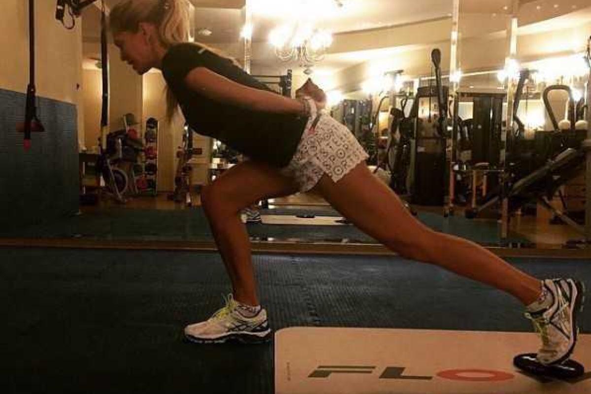 Вера Брежнева показала как тренируется в спортзале