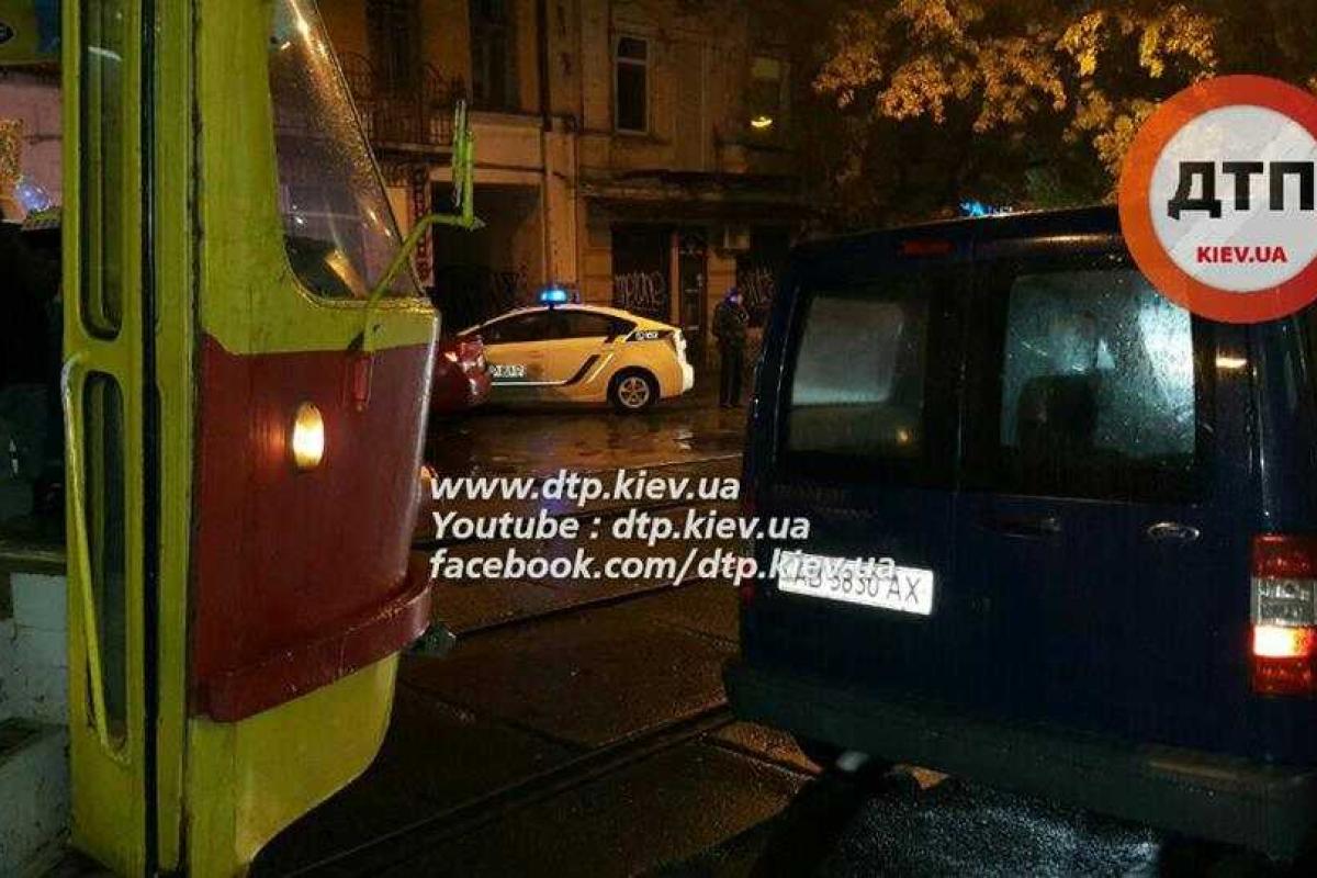 В Киеве водитель оставил авто на трамвайных путях и "нарвался" на женщину с сумками