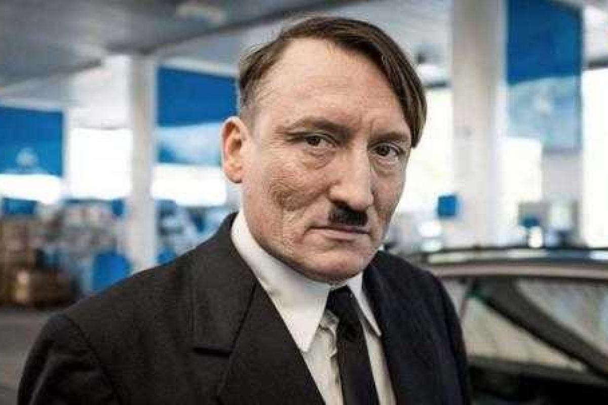 Актер в образе Гитлера месяц катался по Германии Актер в образе Гитлера месяц катался по Германии