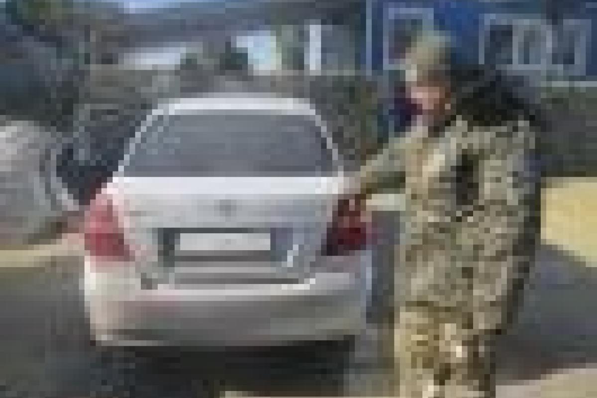 На Сватовском блокпосту остановили угнанный автомобиль На Сватовском блокпосту остановили угнанный автомобиль