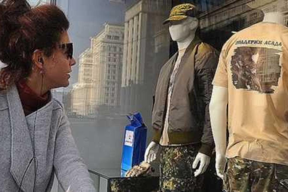 У россиян новый фетиш: из магазинов разметают футболки с изображением бомбежки в Сирии У россиян новый фетиш: из магазинов разметают футболки с изображением бомбежки в Сирии