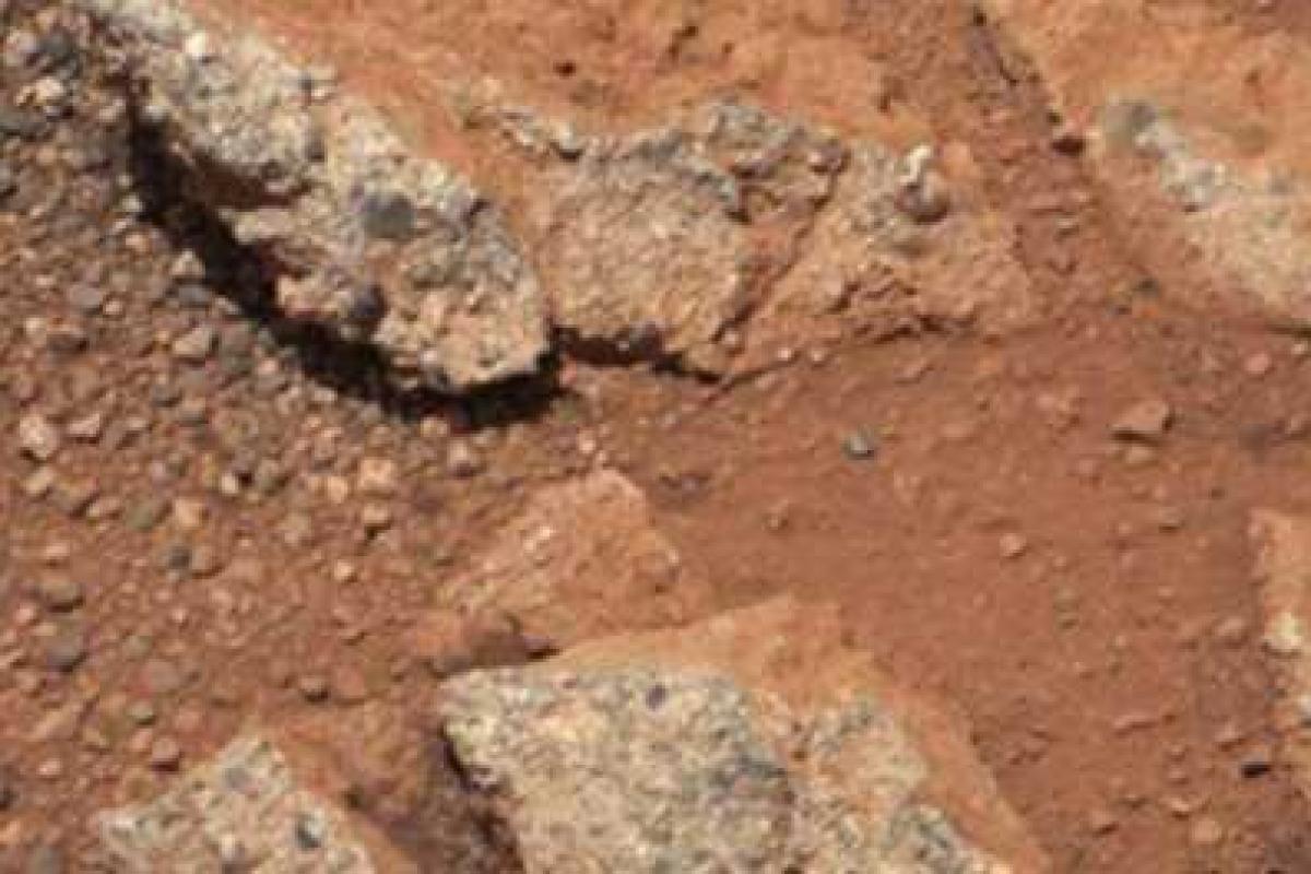 Марсоход нашел на красной планете речную гальку Марсоход нашел на красной планете речную гальку