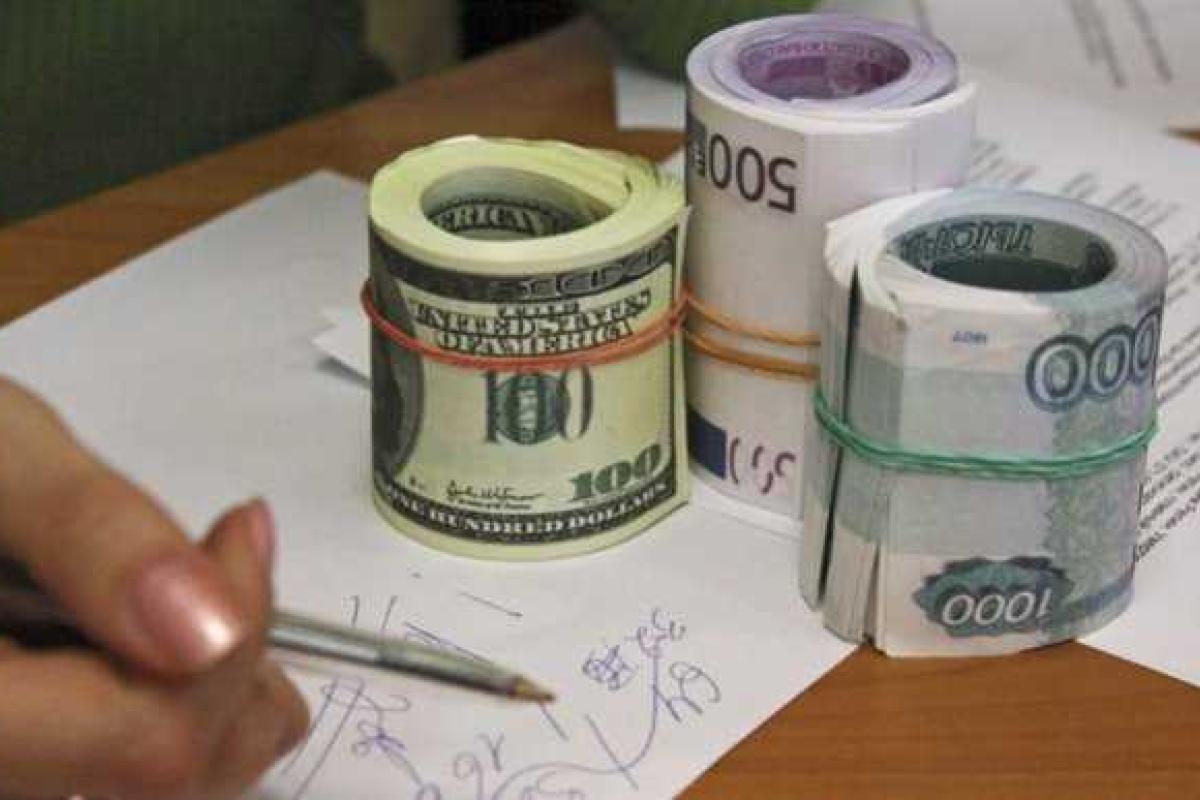 Эксперты: курс российского рубля будет падать весь будущий год 