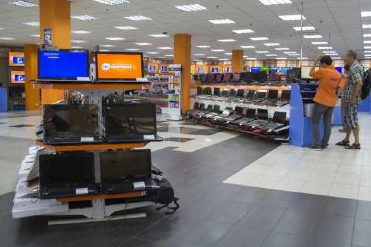 Дерзкое ограбление в Твери: за три минуты неизвестный "обчистил" магазин электроники на 1,5 млн рублей