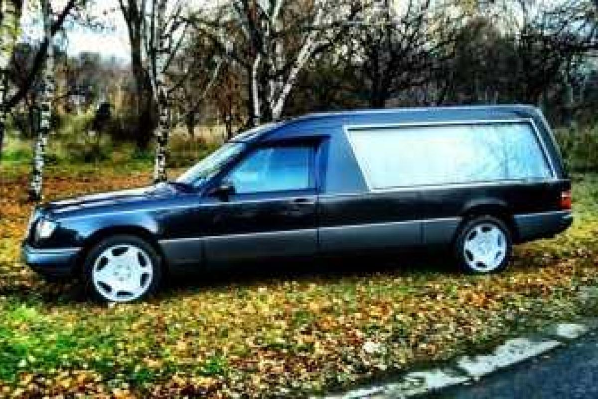 В Хабаровске из катафалка, в котором нашли гроб с черной икрой, бесследно исчез труп В Хабаровске из катафалка, в котором нашли гроб с черной икрой, бесследно исчез труп