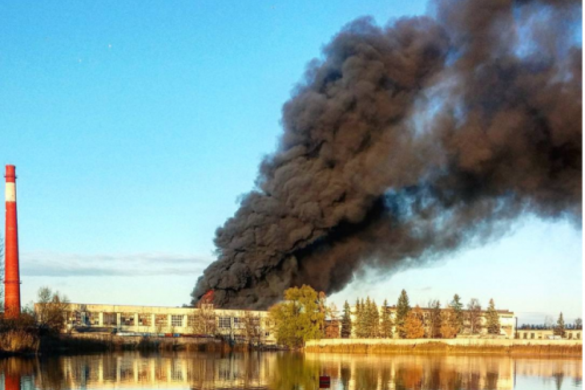 Над Петербургом поднялся столб черного дыма: горит бумажная фабрика Над Петербургом поднялся столб черного дыма: горит бумажная фабрика
