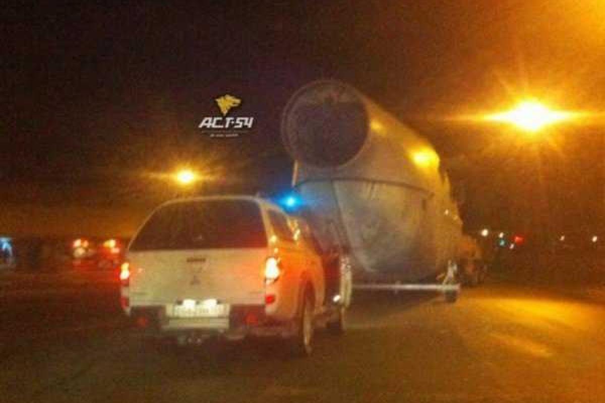 В Новосибирске вертолет застрял в троллейбусных проводах