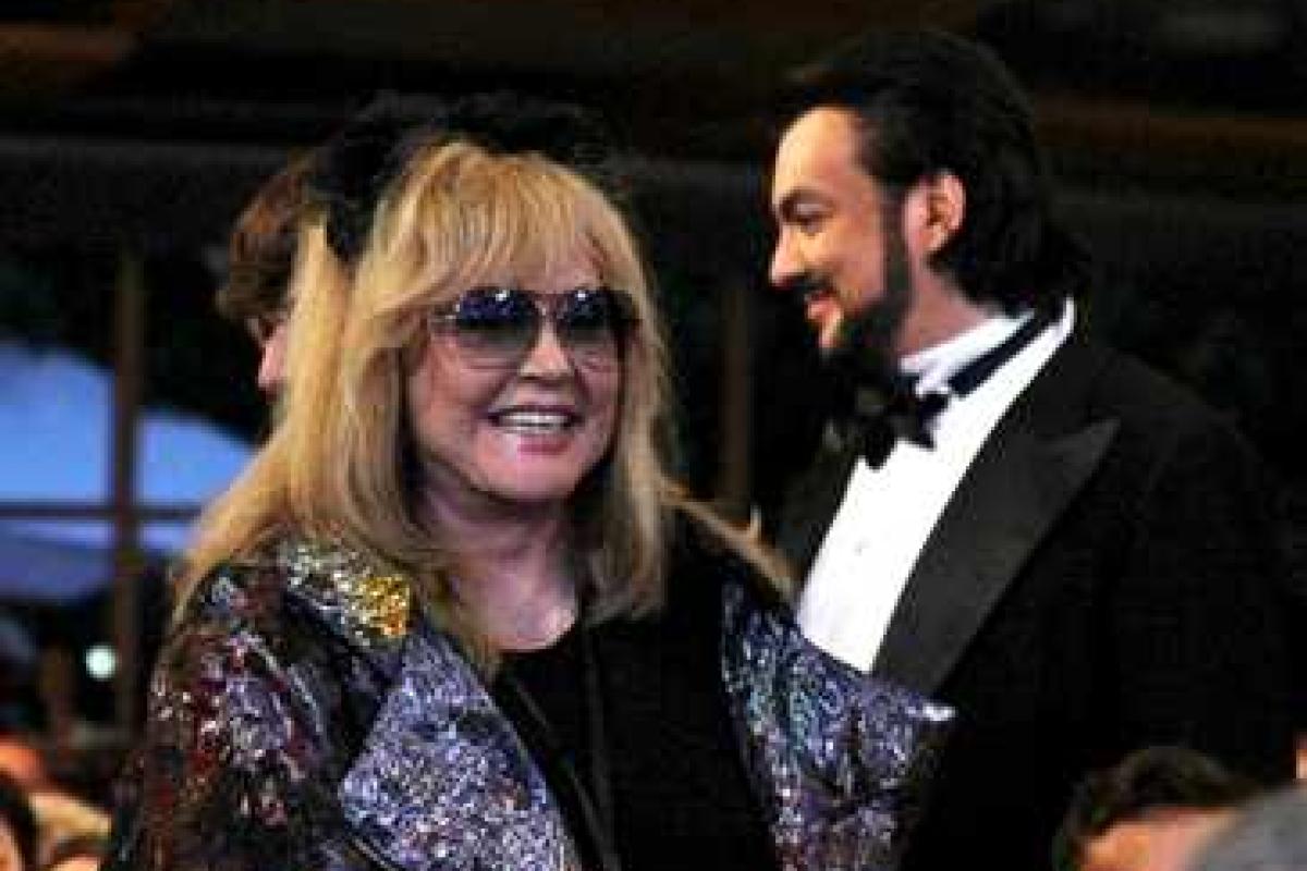 Появление в аэропорту Адлера похудевшей Пугачевой произвело фурор Появление в аэропорту Адлера похудевшей Пугачевой произвело фурор