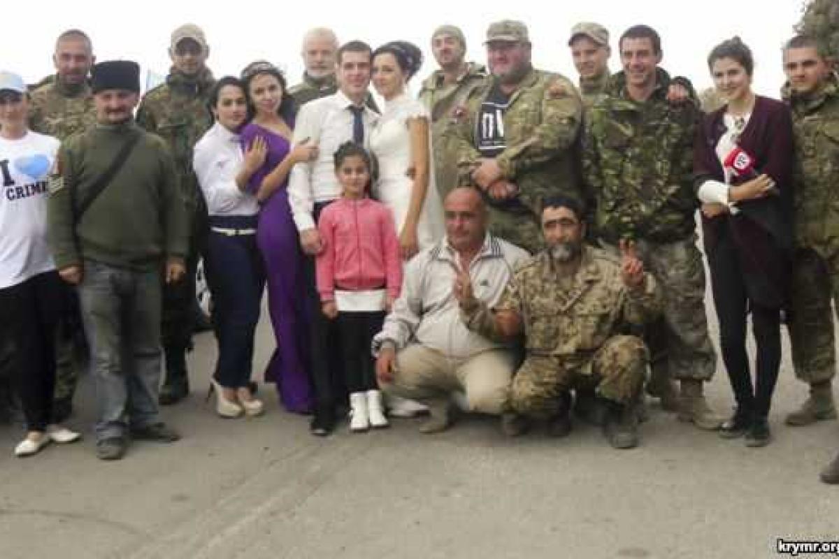 Крымскотатарские молодожены сразу после регистрации брака поехали на «Чонгар» Крымскотатарские молодожены сразу после регистрации брака поехали на «Чонгар»