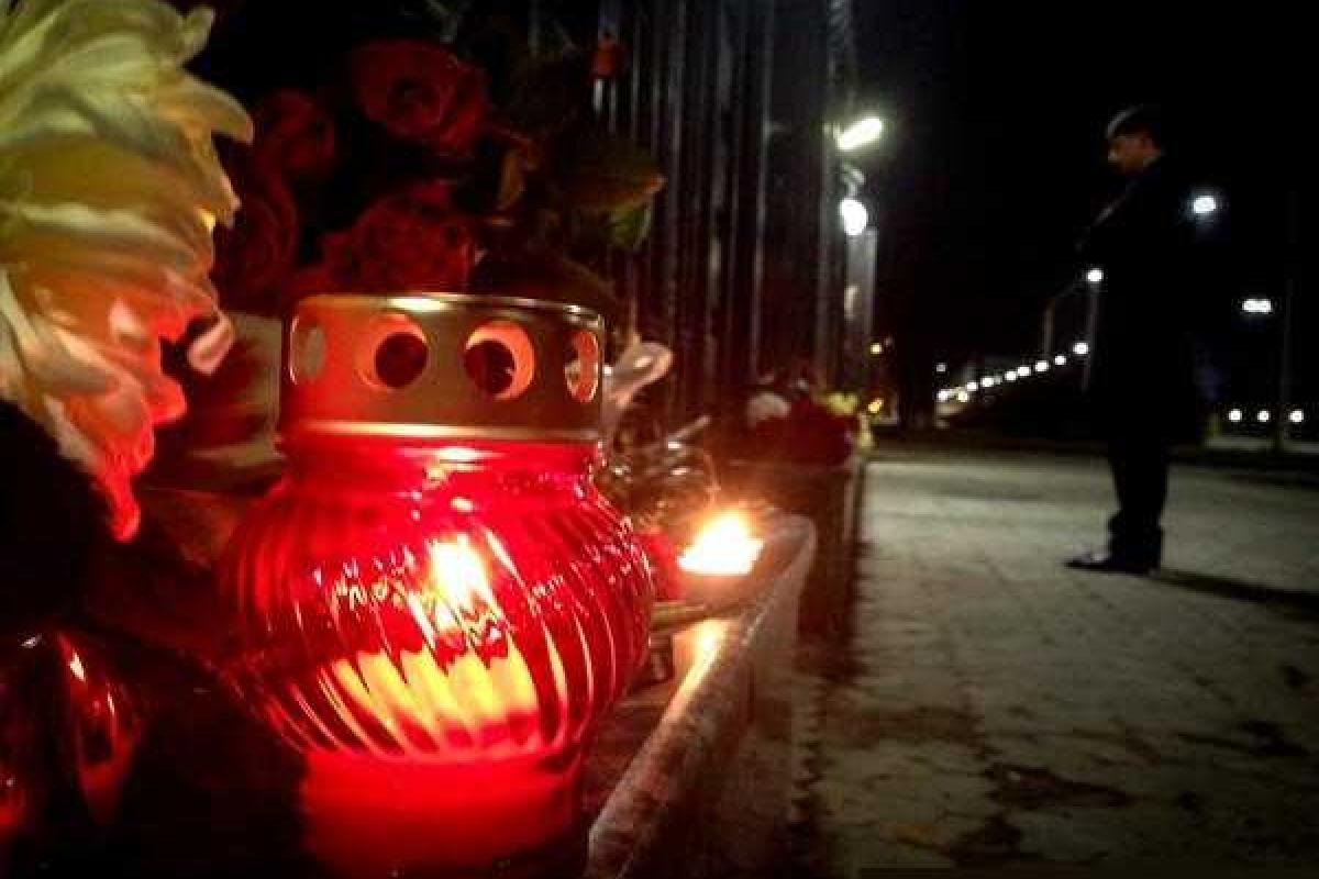 Украинцы выразили сочувствие россиянам под стенами посольства РФ в Киеве Украинцы выразили сочувствие россиянам под стенами посольства РФ в Киеве