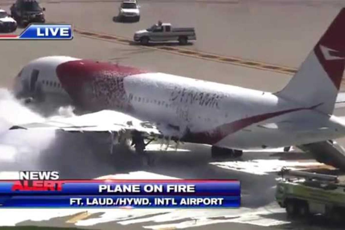 Во Флориде загорелся "Боинг" с сотней пассажиров на борту. Видео Во Флориде загорелся "Боинг" с сотней пассажиров на борту. Видео