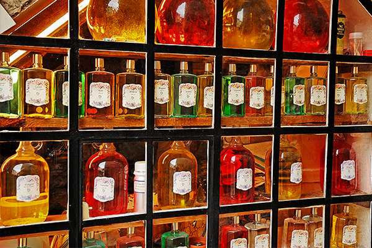 Кризис в действии: россияне готовят Chanel №5 на кухне