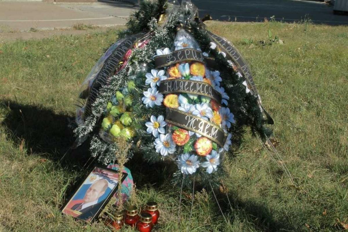 Путину в День рождения подарили похоронные венки Путину в День рождения подарили похоронные венки