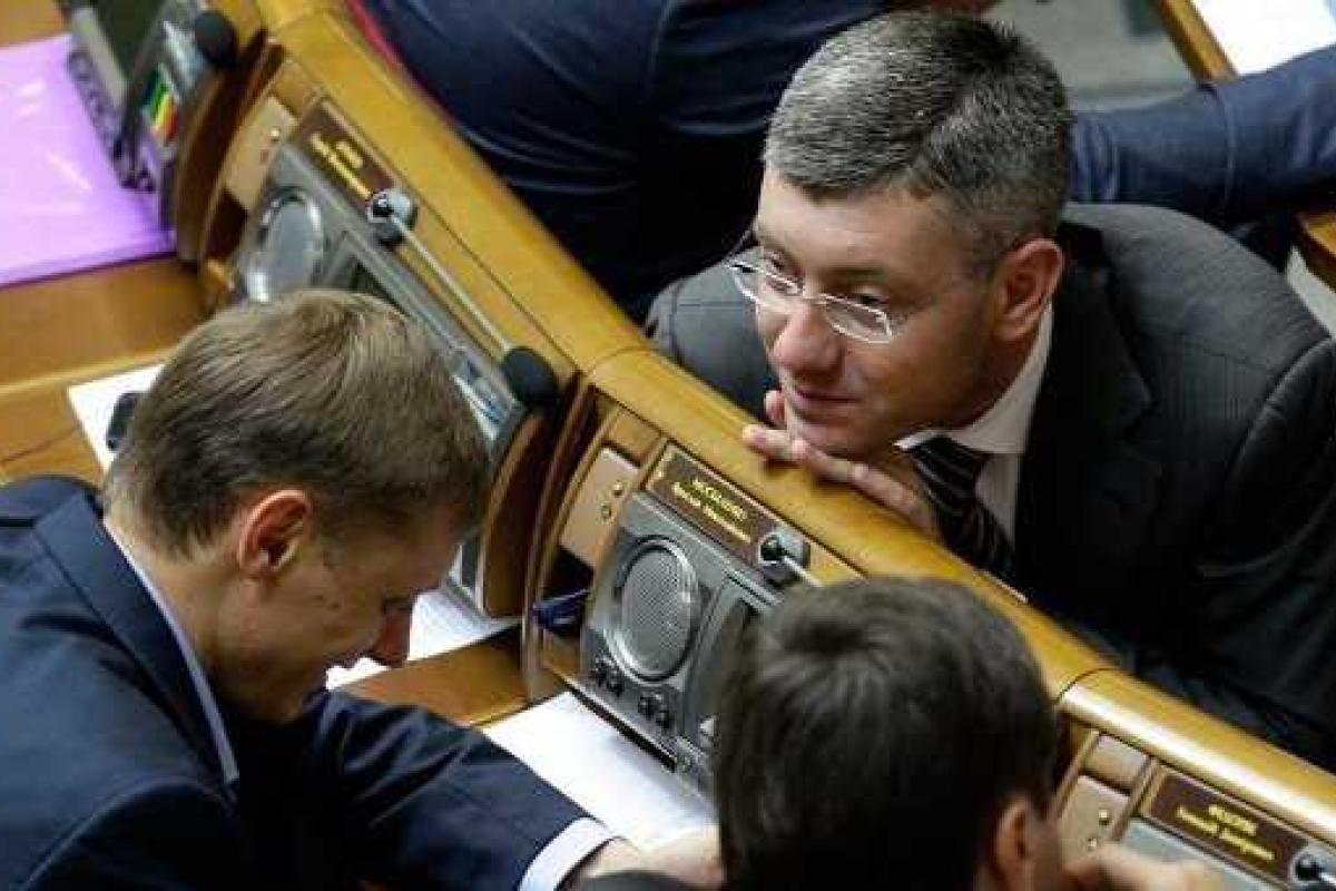 Чиновники-коррупционеры продолжают «уходить красиво»: братьям Кацубам дали сбежать за границу