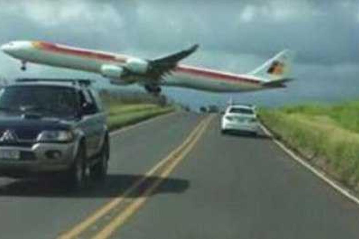 Экстремальная посадка: в Коста-Рике самолет пролетел в нескольких метрах над головами людей Экстремальная посадка: в Коста-Рике самолет пролетел в нескольких метрах над головами людей