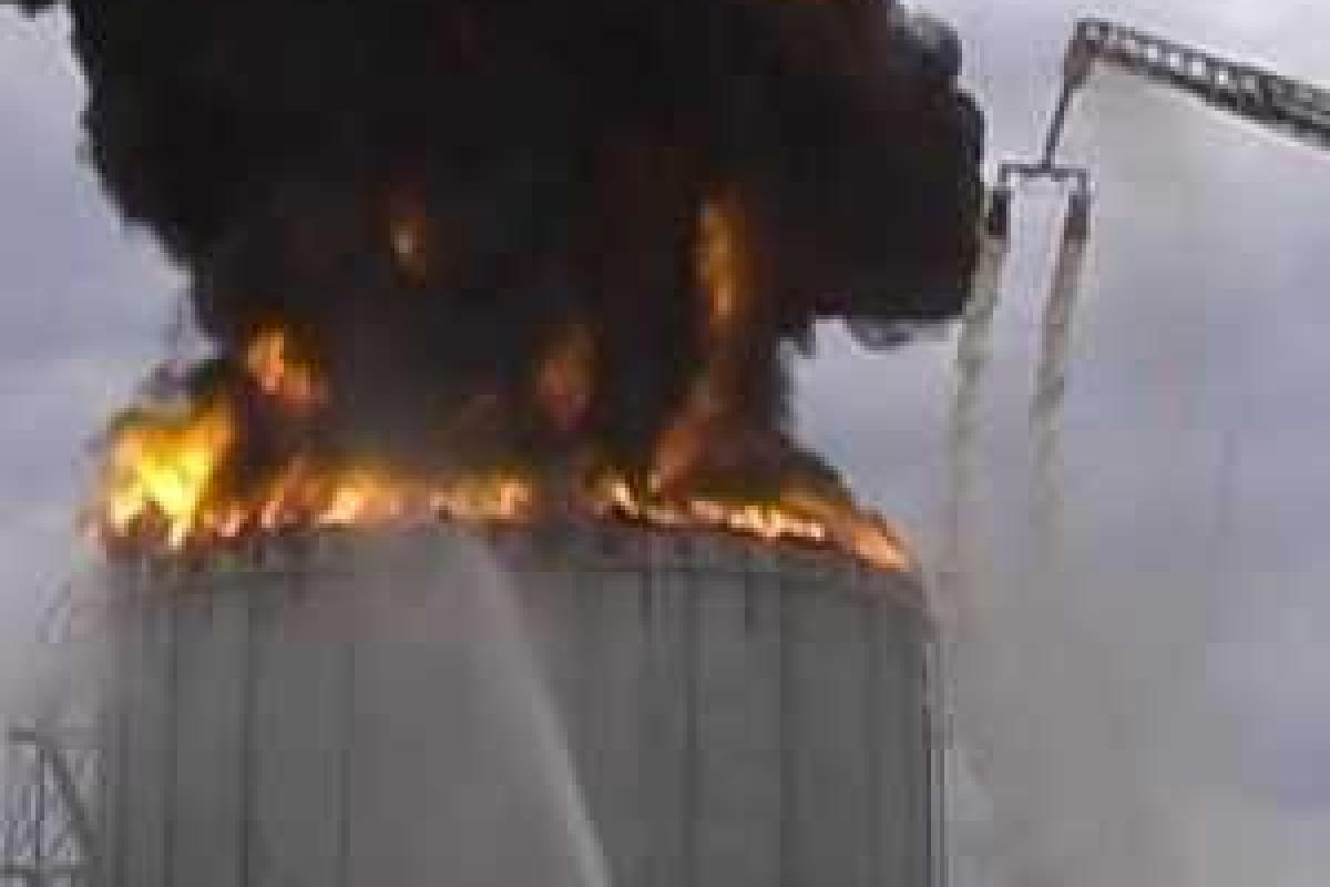 В Югре пылает нефтехранилище В Югре пылает нефтехранилище