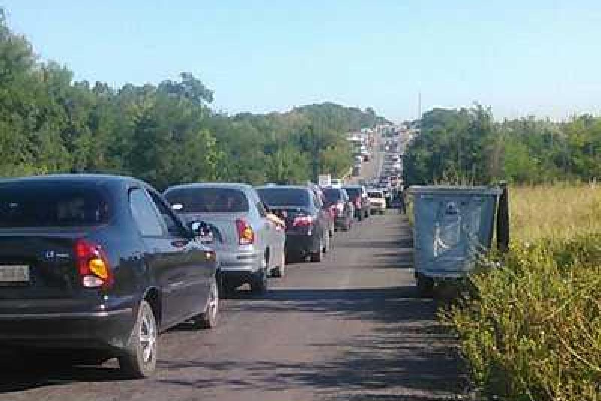 КПВВ «Майорск» закрыт: около 300 автомобилей остались ночевать в очередях