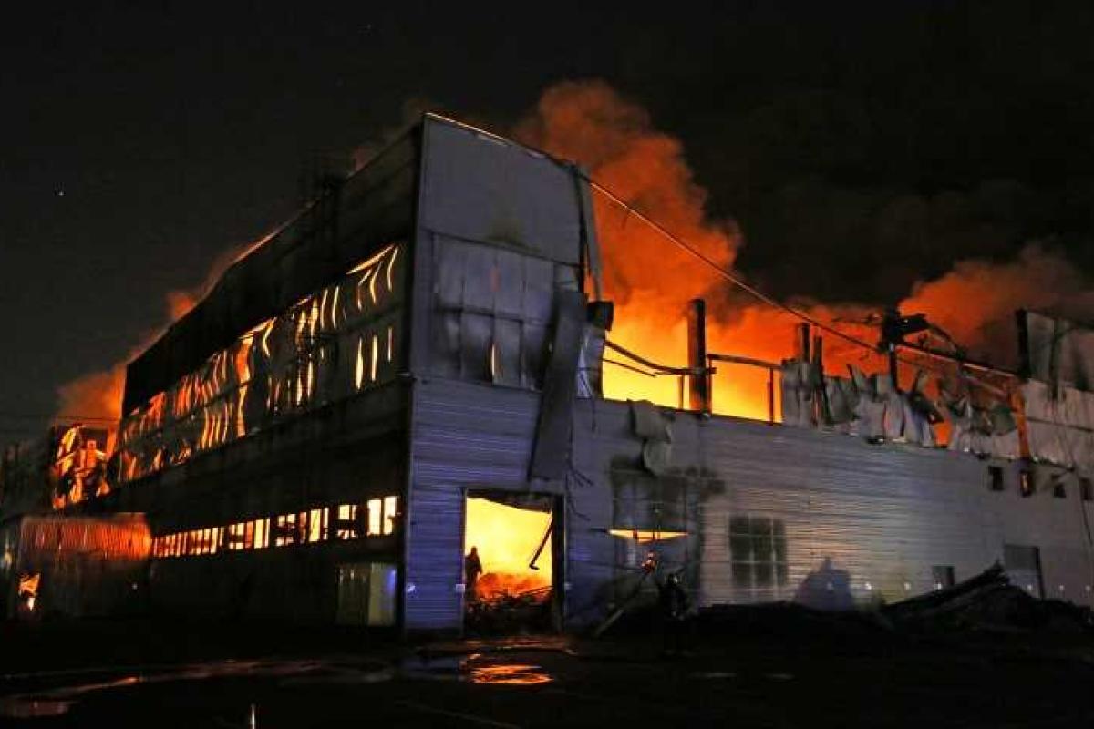 В Санкт-Петербурге со вчерашнего дня пылает склад с машинным маслом В Санкт-Петербурге со вчерашнего дня пылает склад с машинным маслом