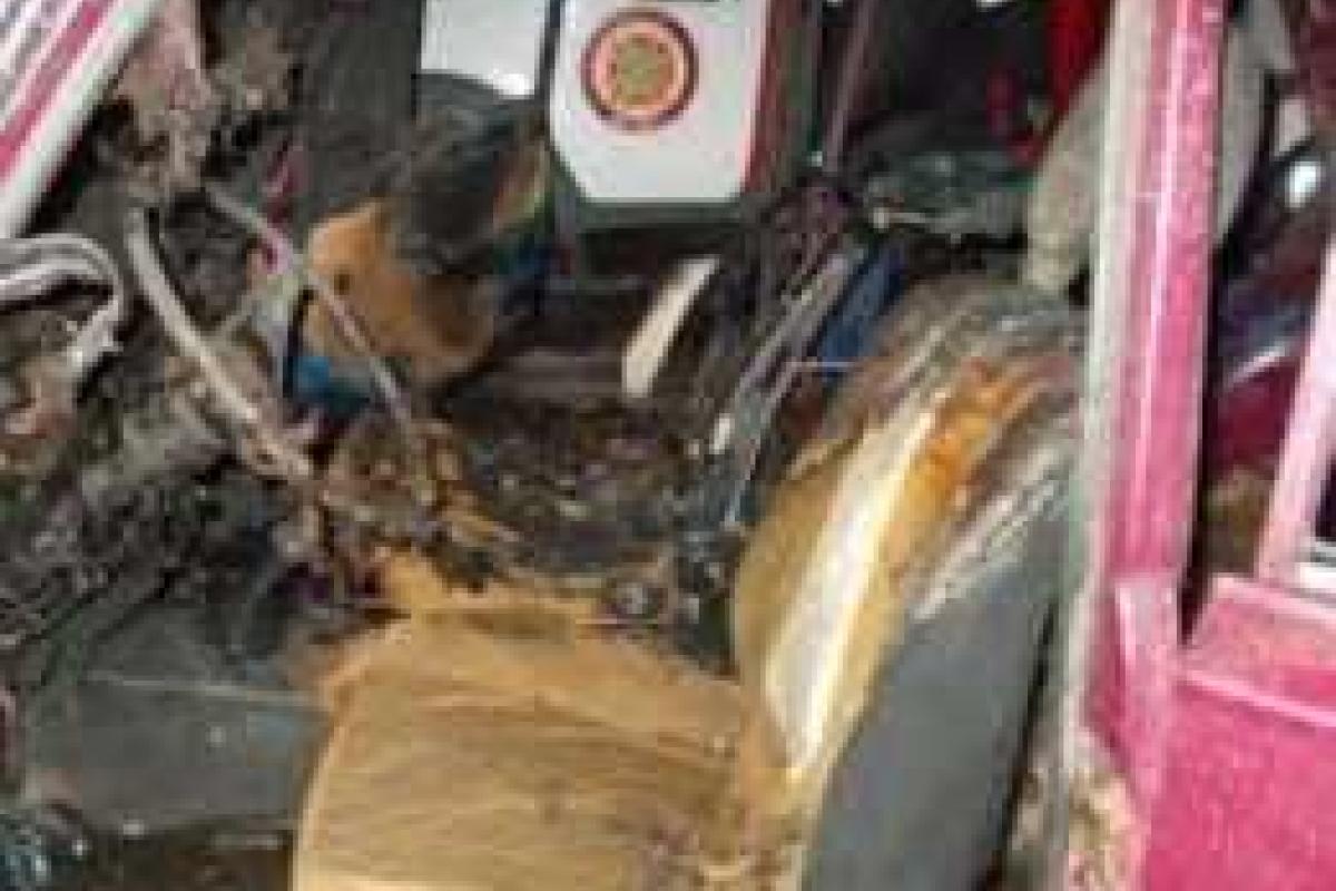 В Киеве во дворе пятиэтажки горел автомобиль В Киеве во дворе пятиэтажки горел автомобиль