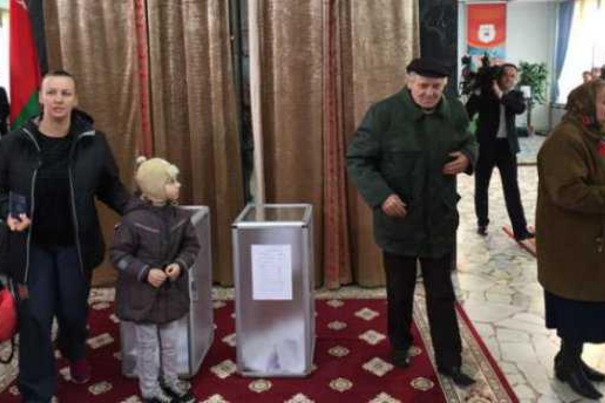 Белорусы активно голосуют за нового президента Белорусы активно голосуют за нового президента