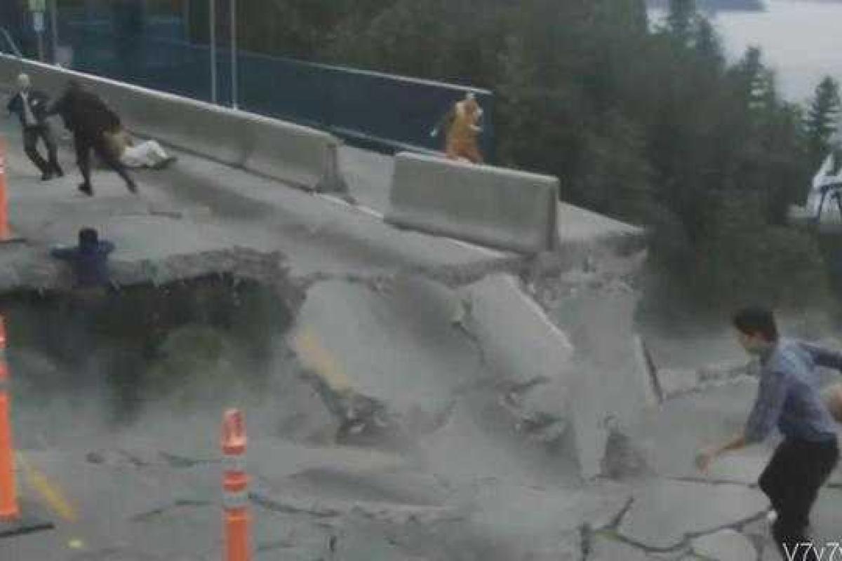 Сеть взорвала альтернативная реклама крымского моста Сеть взорвала альтернативная реклама крымского моста