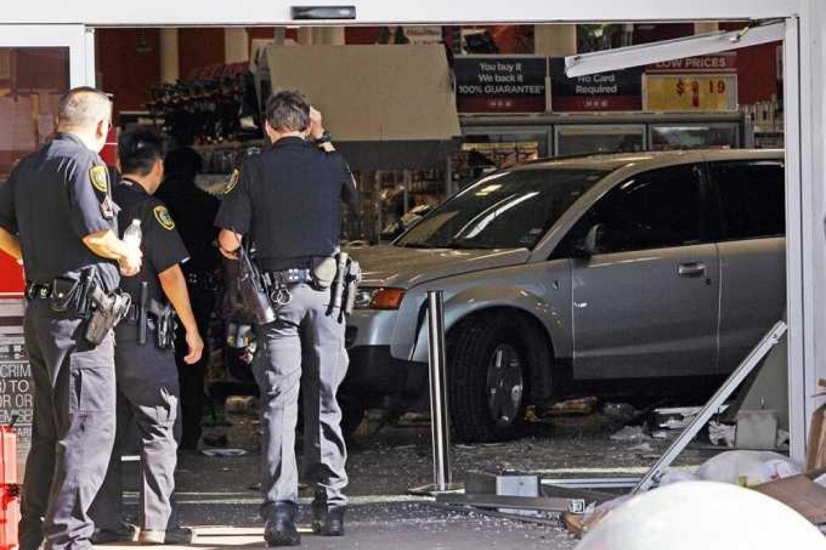 В Техасе 74-летняя бабушка на джипе протаранила супермаркет и задавила посетителей В Техасе 74-летняя бабушка на джипе протаранила супермаркет и задавила посетителей