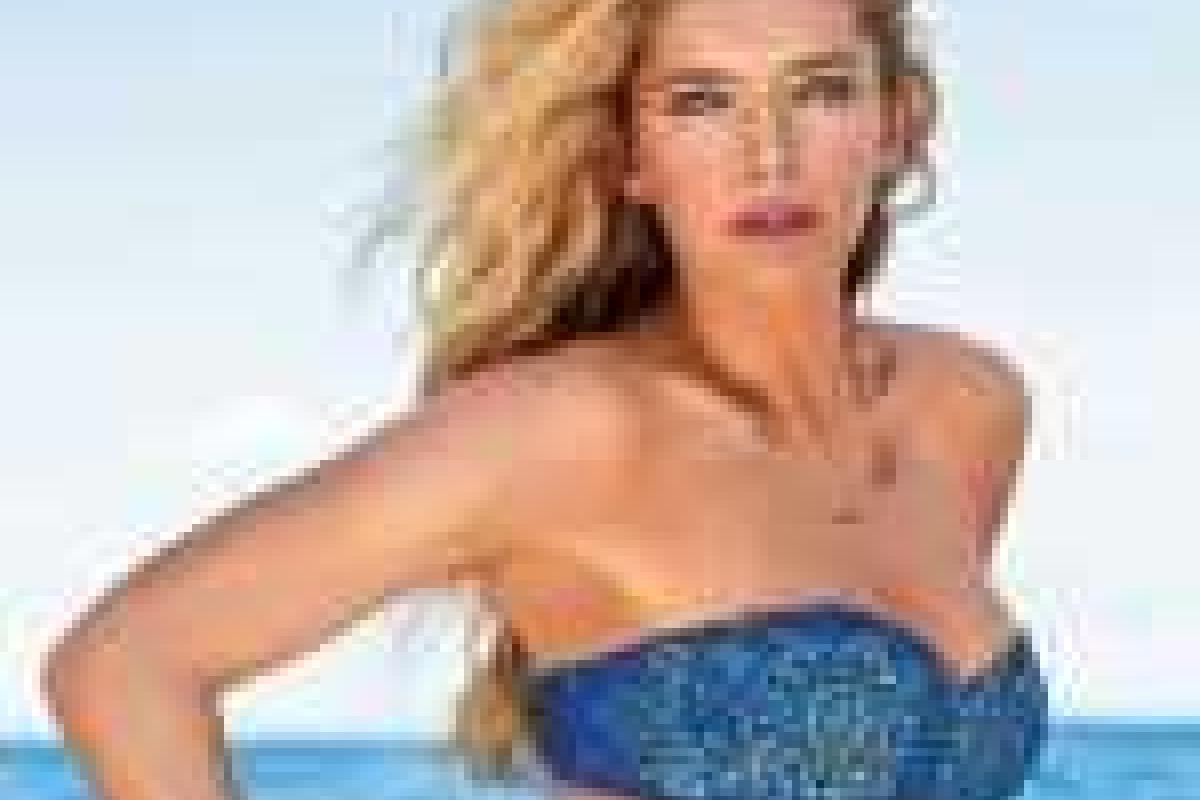 Замужняя Вера Брежнева сфотографировалась в одной лишь юбке