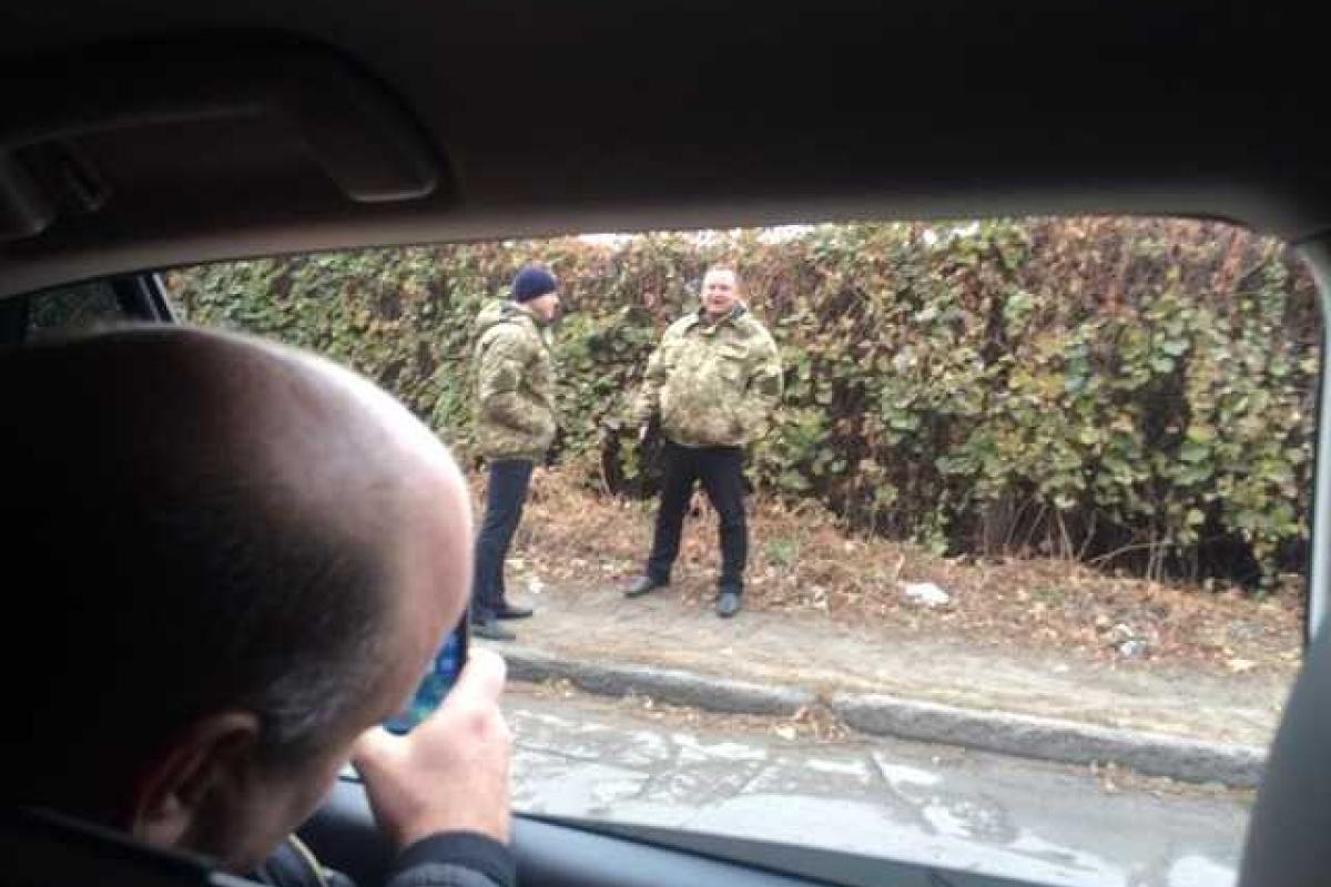 В Днепропетровске избирателей на участках пугают псевдовоенкомы с "повестками" В Днепропетровске избирателей на участках пугают псевдовоенкомы с "повестками"