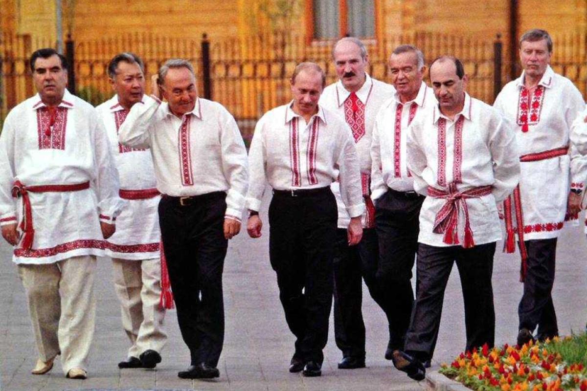 В сети появились фото Путина в вышиванке В сети появились фото Путина в вышиванке