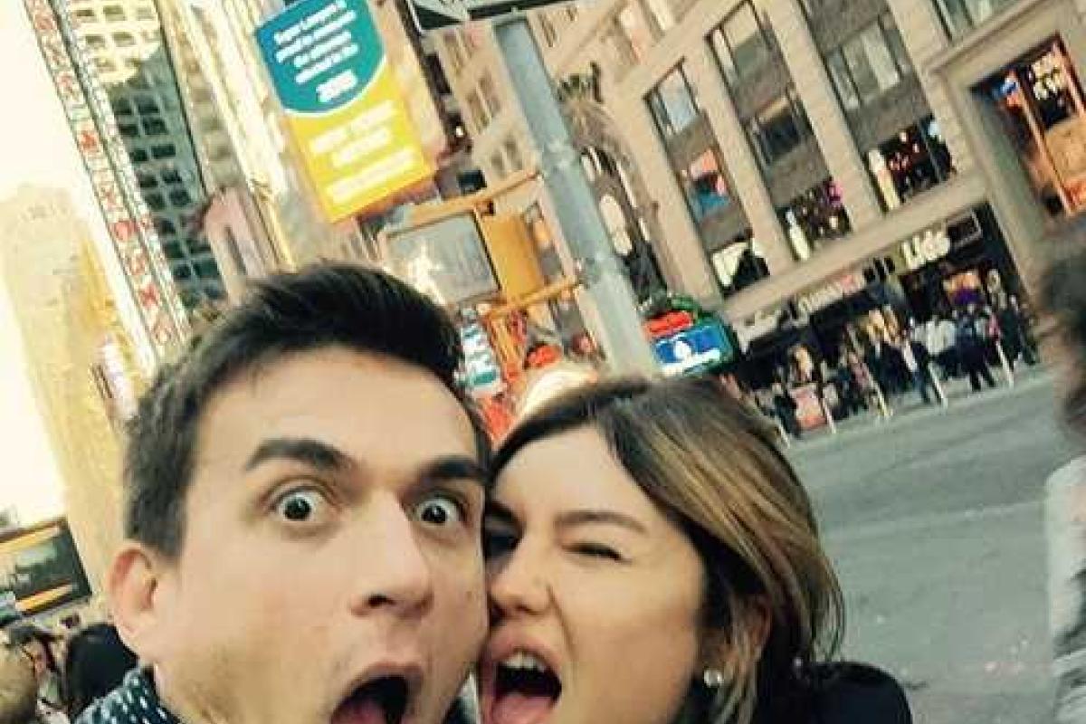 Влад Топалов с женой дурачился на улицах Нью-Йорка 
