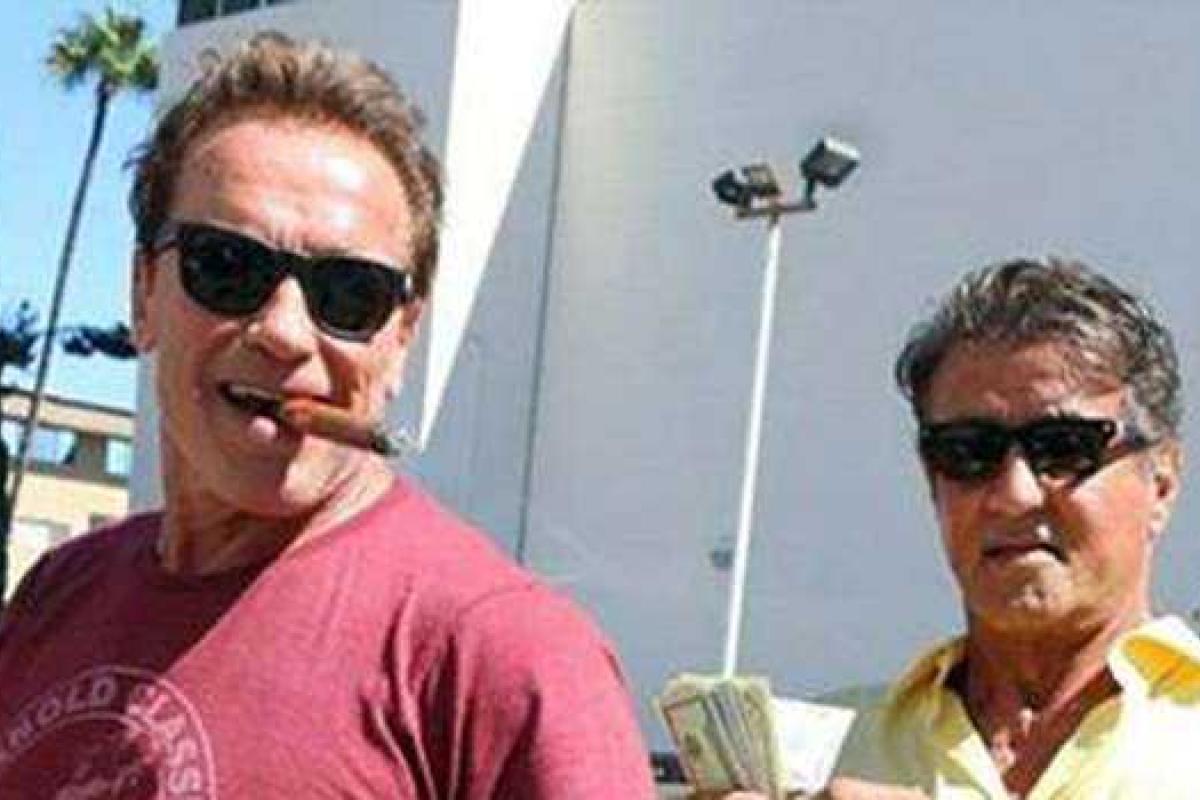 Шварценеггер помешал россиянам сделать фото со Сталлоне Шварценеггер помешал россиянам сделать фото со Сталлоне