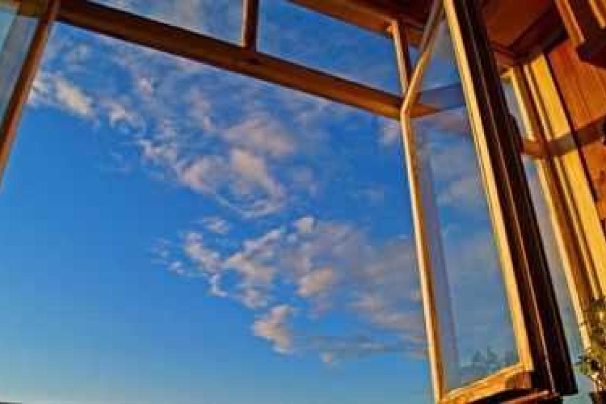 В Крыму разбился мужчина, который выпрыгнул из окна полицейского участка  В Крыму разбился мужчина, который выпрыгнул из окна полицейского участка