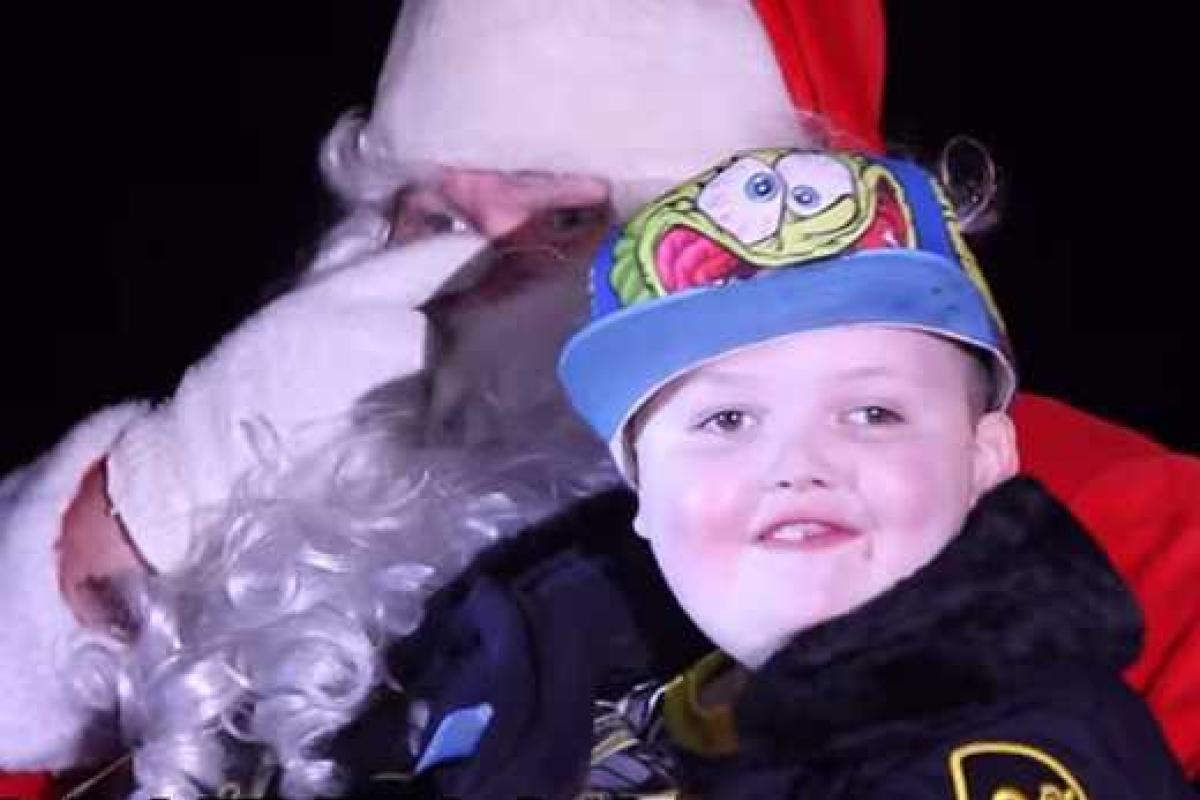 Жители канадского города заранее отпраздновали Рождество ради смертельно больного мальчика Жители канадского города заранее отпраздновали Рождество ради смертельно больного мальчика