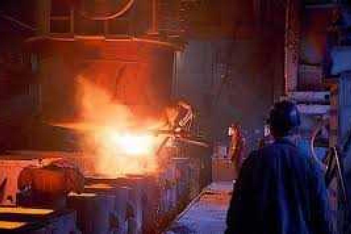 В Мариуполе работникам "Метинвеста" угрожают сокращениями, если они проголосуют "неправильно"