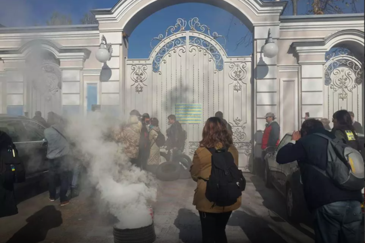Активисты «Автомайдана» взяли в осаду дом Петра Порошенко Активисты «Автомайдана» взяли в осаду дом Петра Порошенко