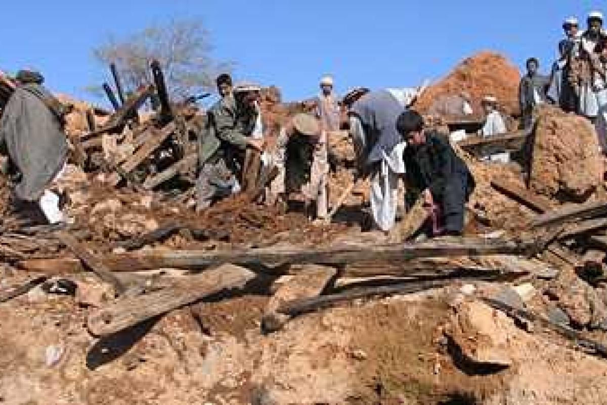 В результате землетрясения в Азии уже погибли более 260 человек В результате землетрясения в Азии уже погибли более 260 человек