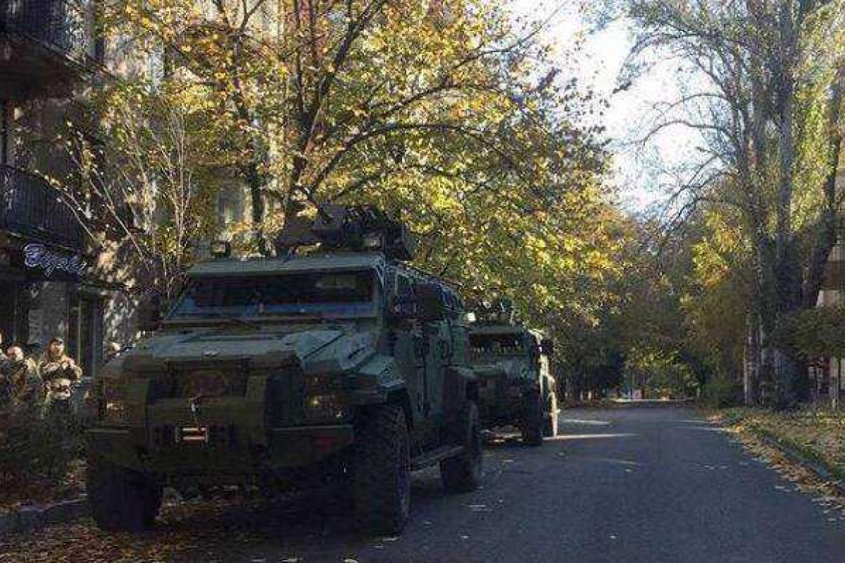 В Днепропетровск прибыли новейшие бронемашины с крупнокалиберными пулеметами В Днепропетровск прибыли новейшие бронемашины с крупнокалиберными пулеметами