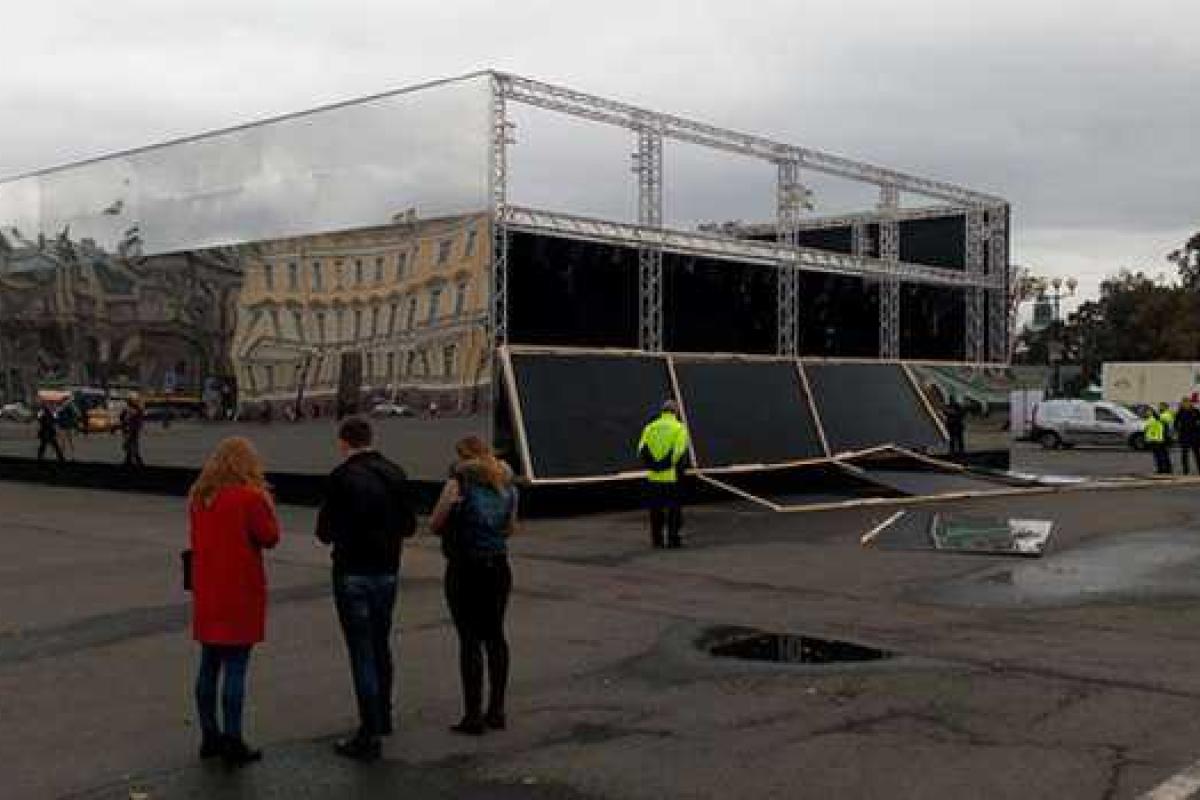 В центре Санкт-Петербурга зеркальный куб упал на людей В центре Санкт-Петербурга зеркальный куб упал на людей