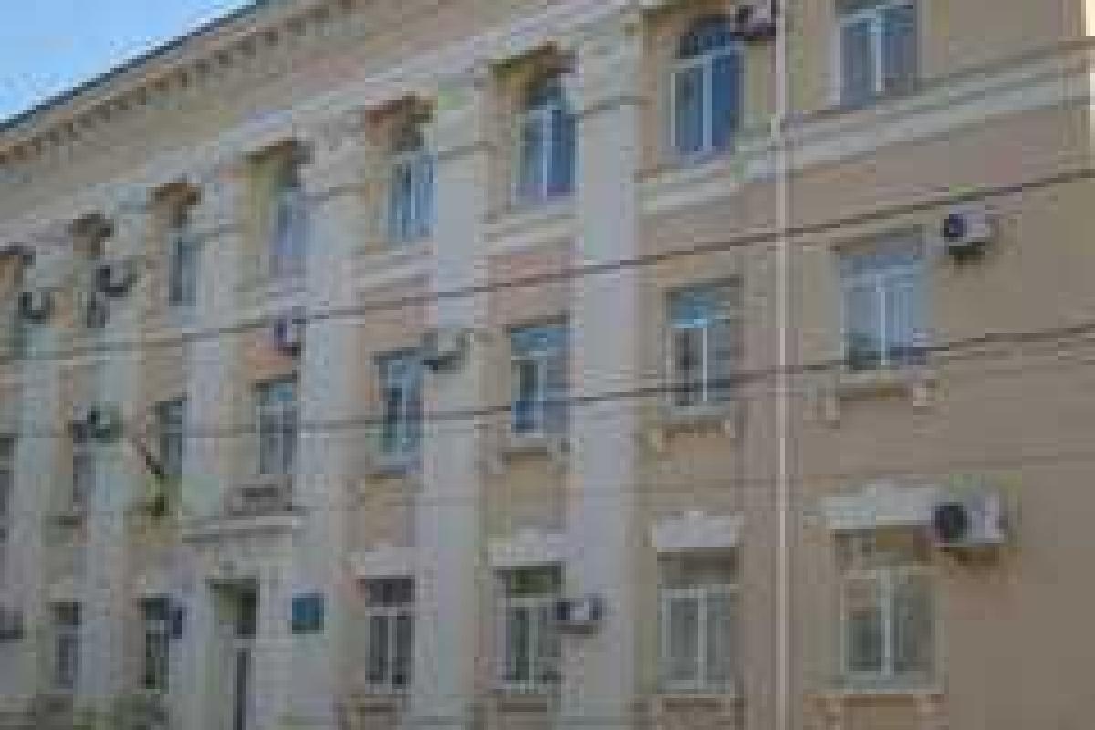 В Мариуполе заканчивают восстанавливать окна в доме, пострадавшем от взрыва В Мариуполе заканчивают восстанавливать окна в доме, пострадавшем от взрыва